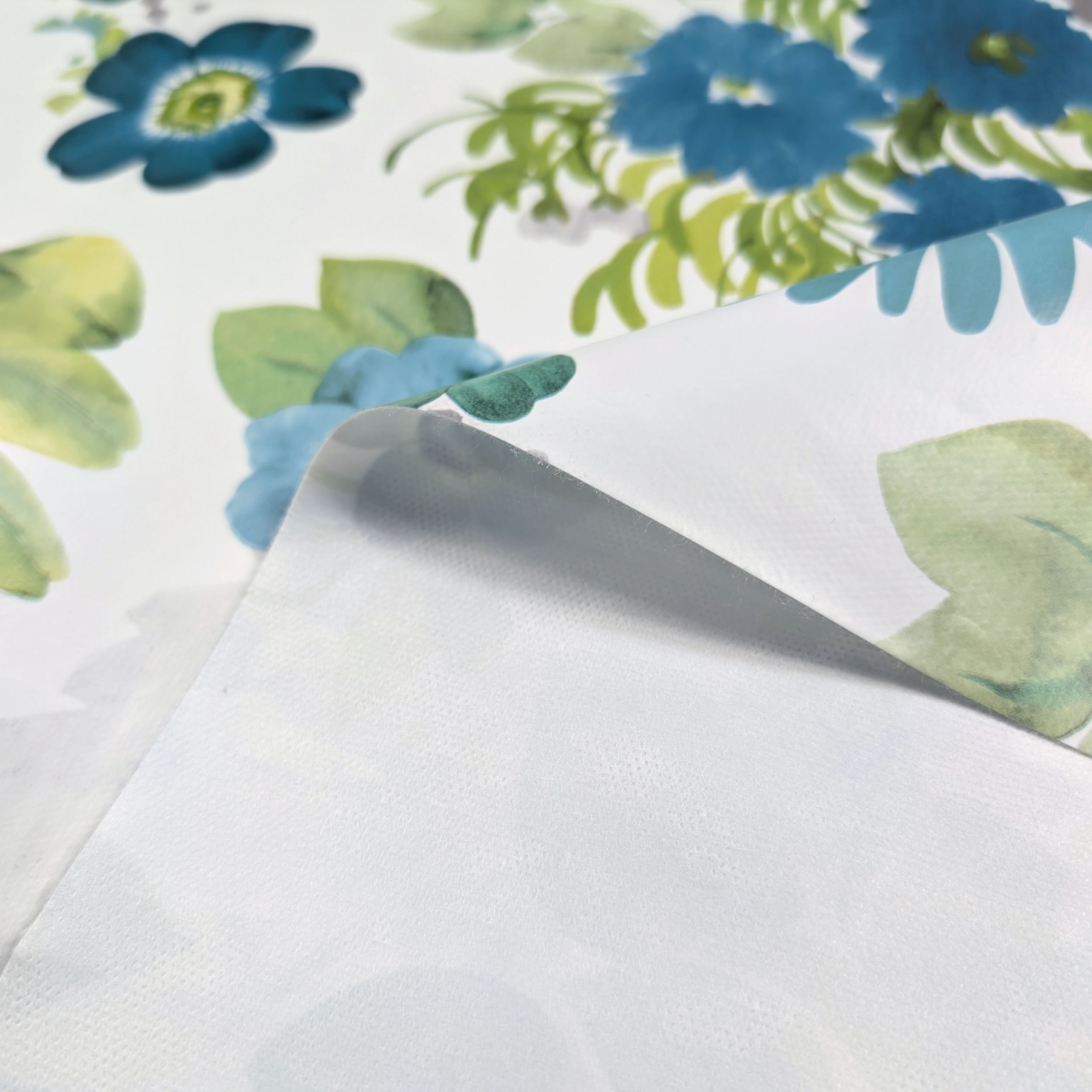 Tessuto per Tovaglia Plastificata Fiori Toni Freddi Image
