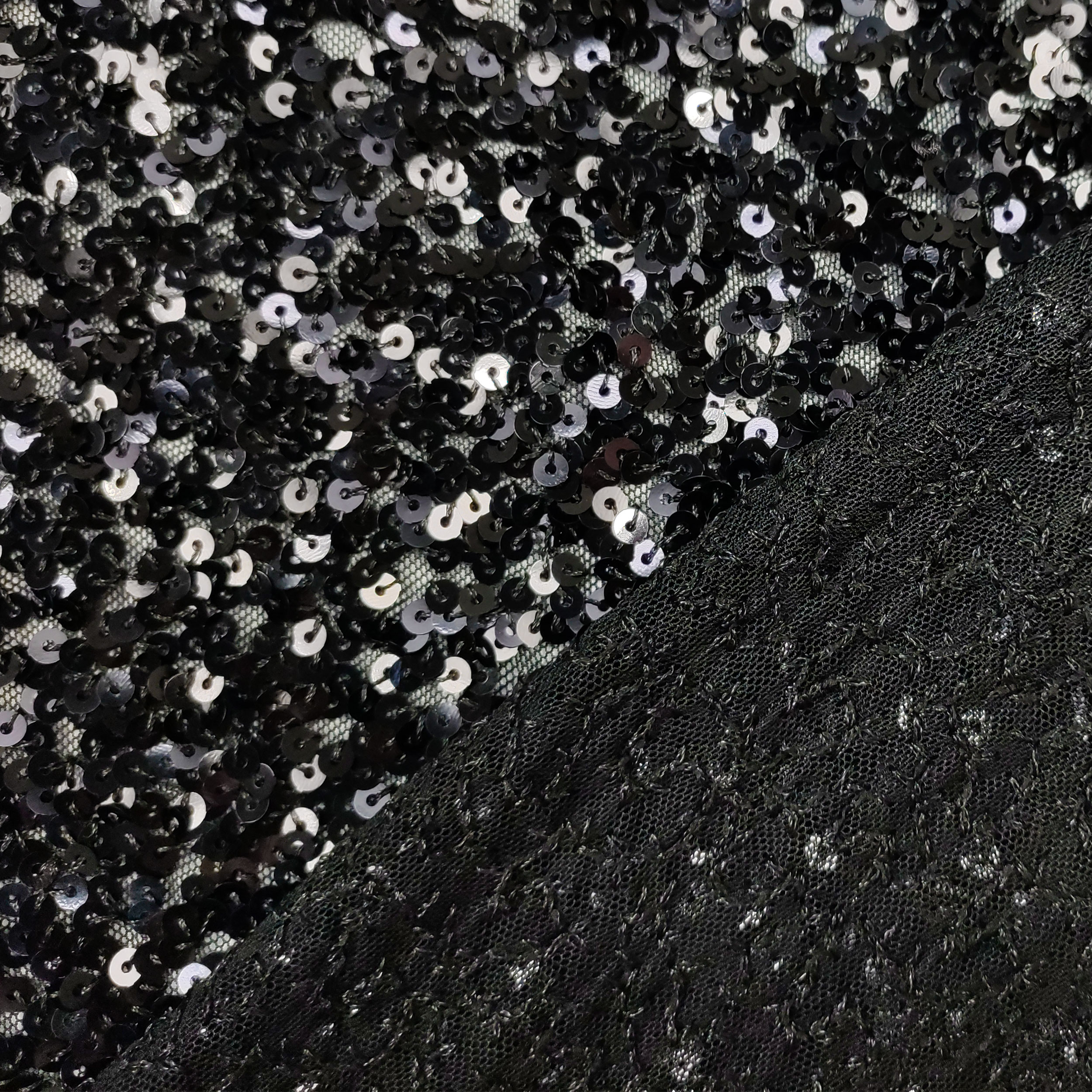 Tessuto Paillettes su Tulle Nero