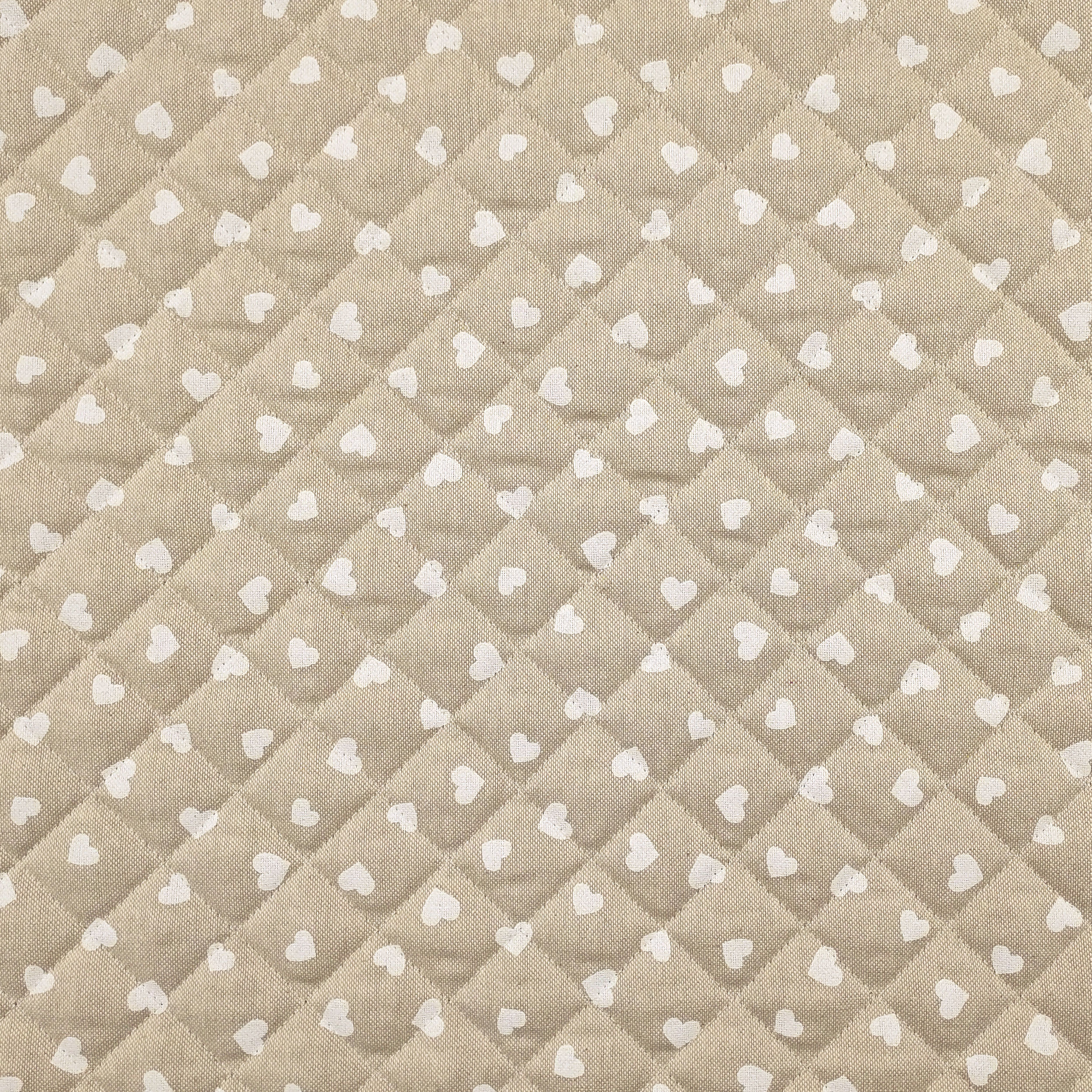 Tessuto Trapuntato con Cuori Bianchi Sfondo Beige Image