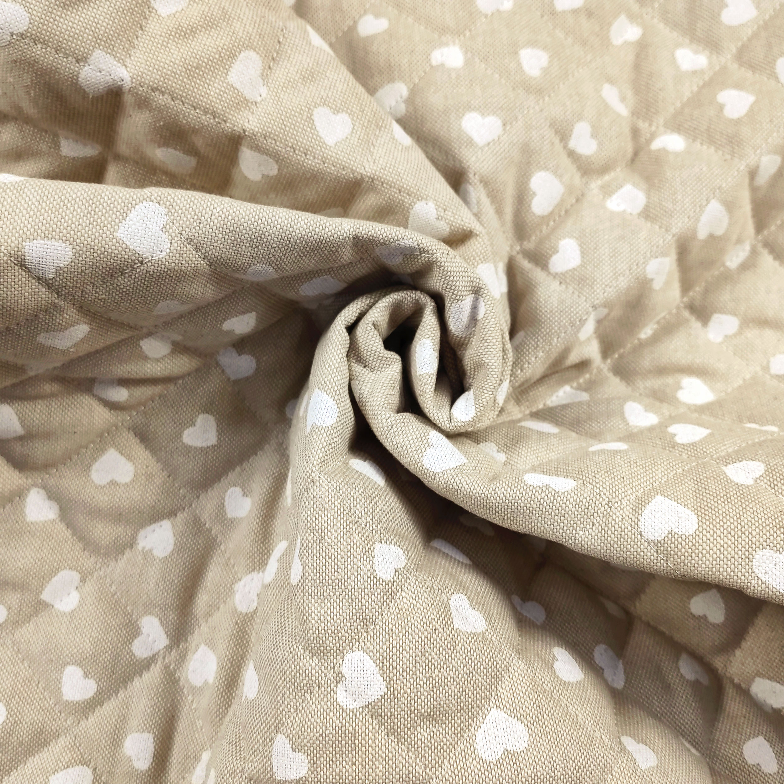 Tessuto Trapuntato con Cuori Bianchi Sfondo Beige Image