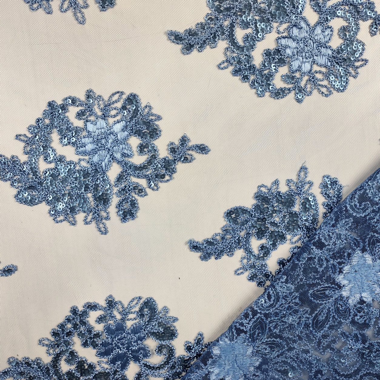 tulle-colorato-con-paillettes-ricamate-blu