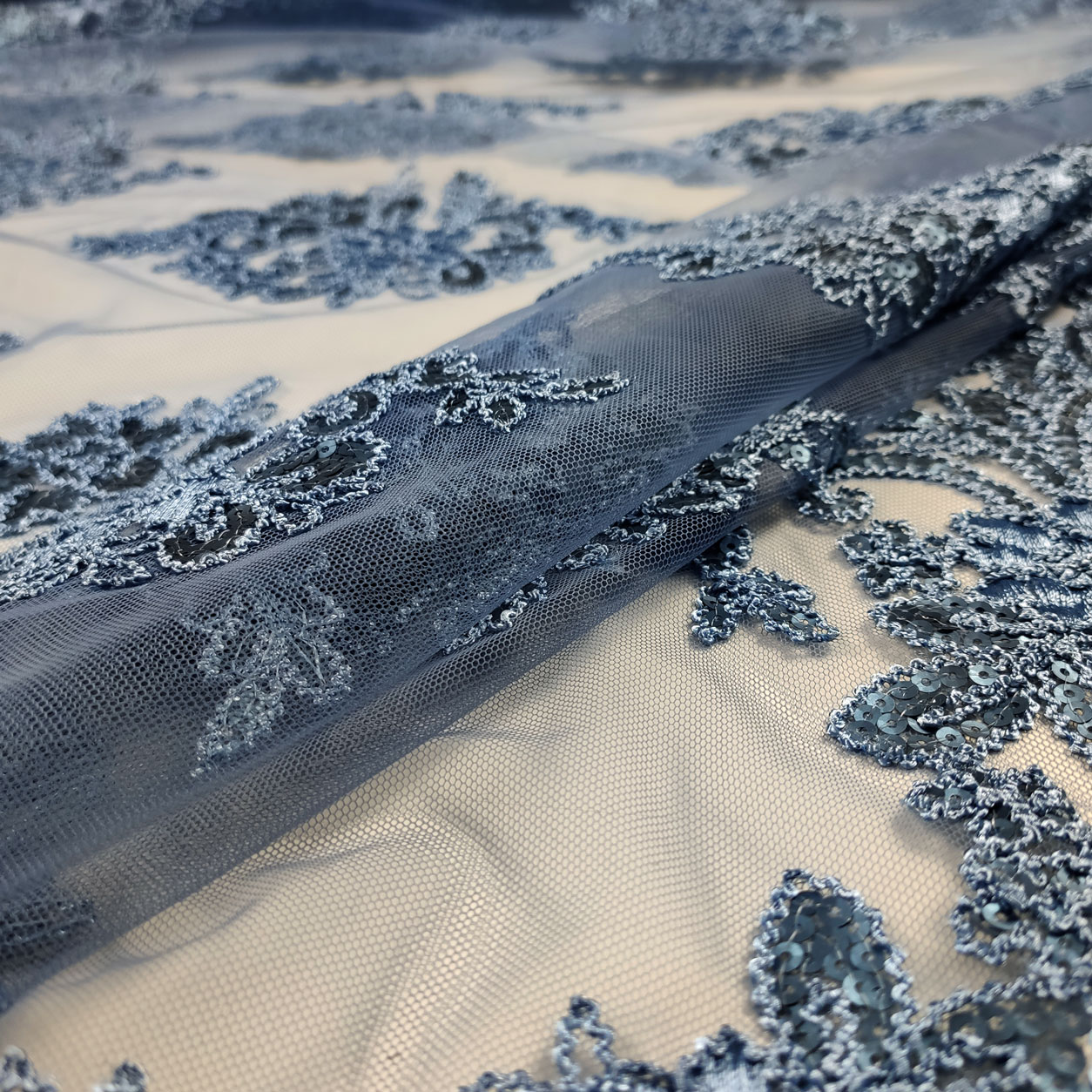 tulle-morbido-con-paillettes-blu