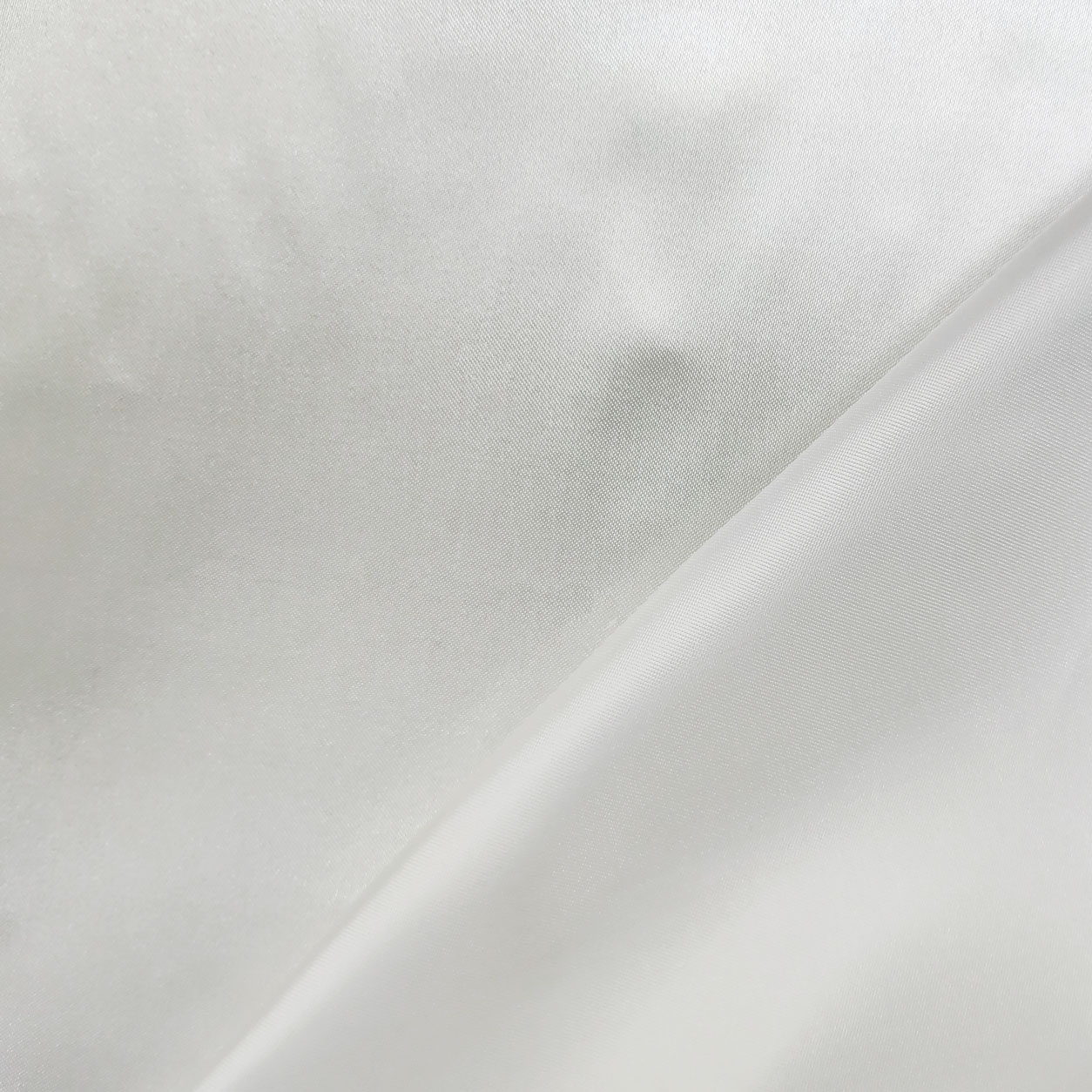tessuto-raso-bianco-latte