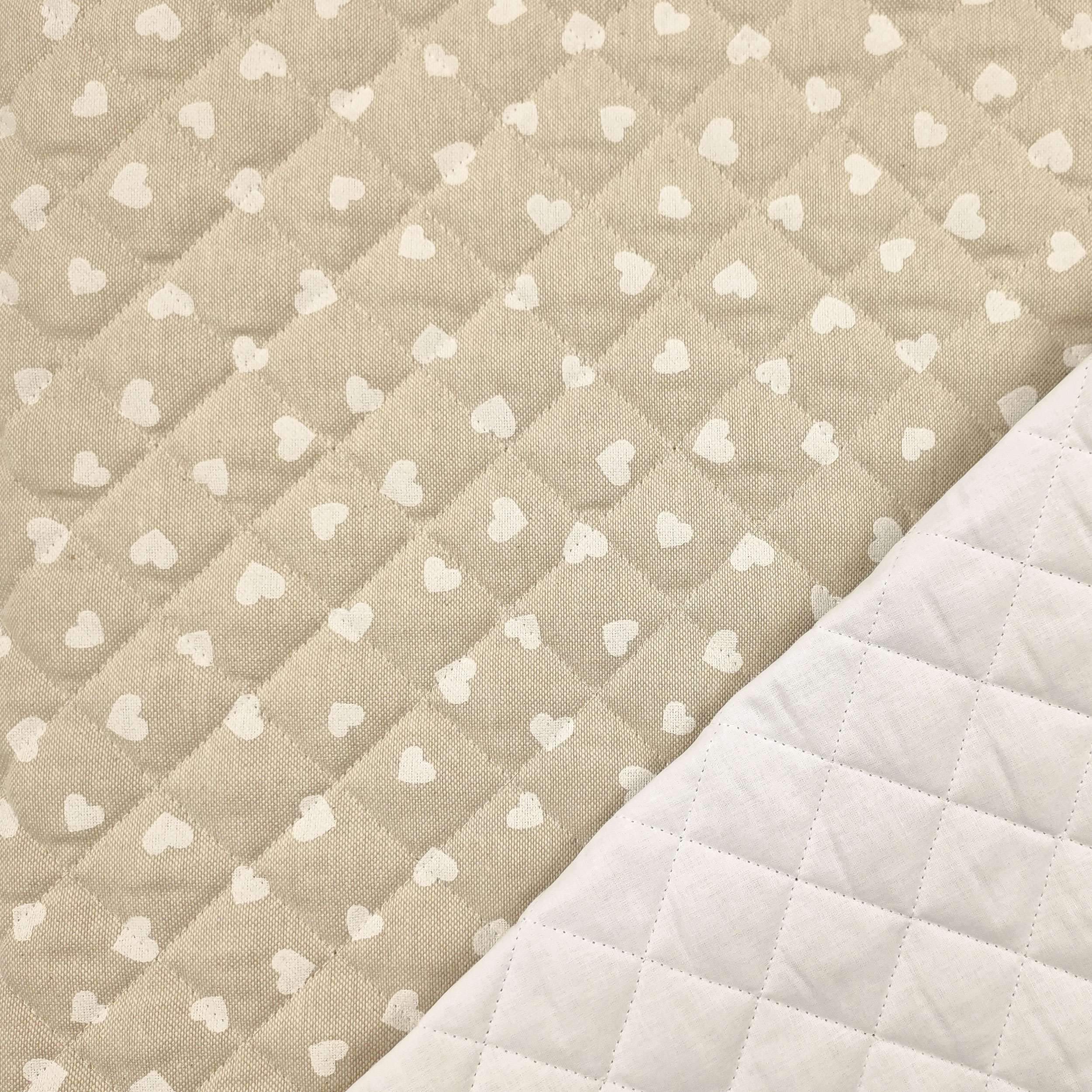 Tessuto Trapuntato con Cuori Bianchi Sfondo Beige Image