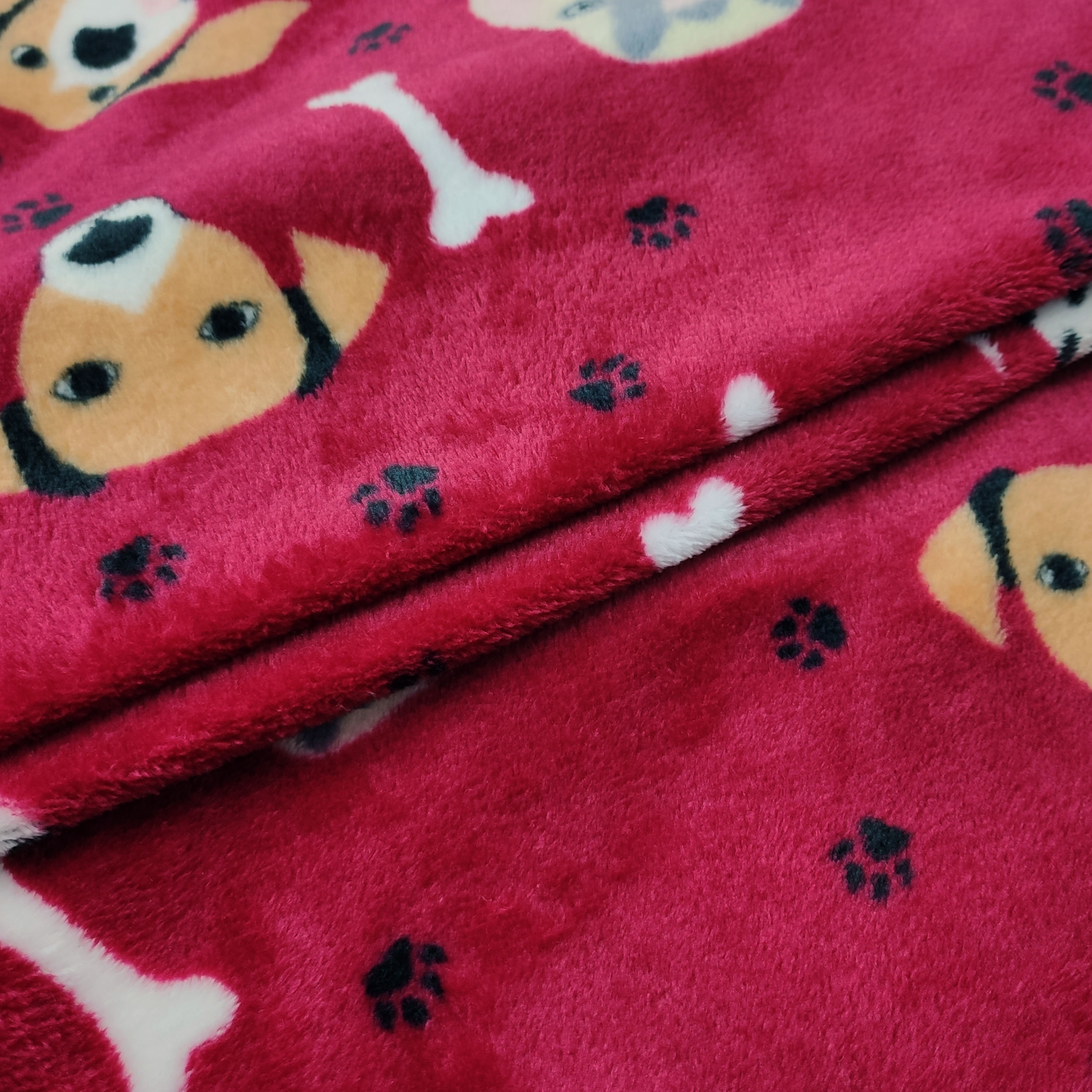 Pile Mano Cachemire Cagnolini Sfondo Rosso Scuro