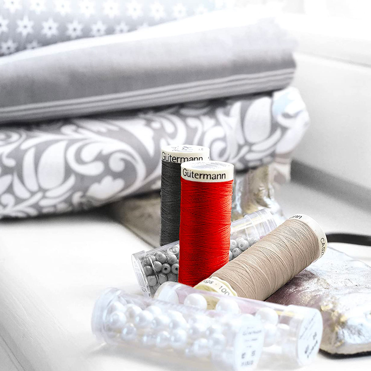 Gutermann Cucitutto 11 Bobine con Righello e Scucitore