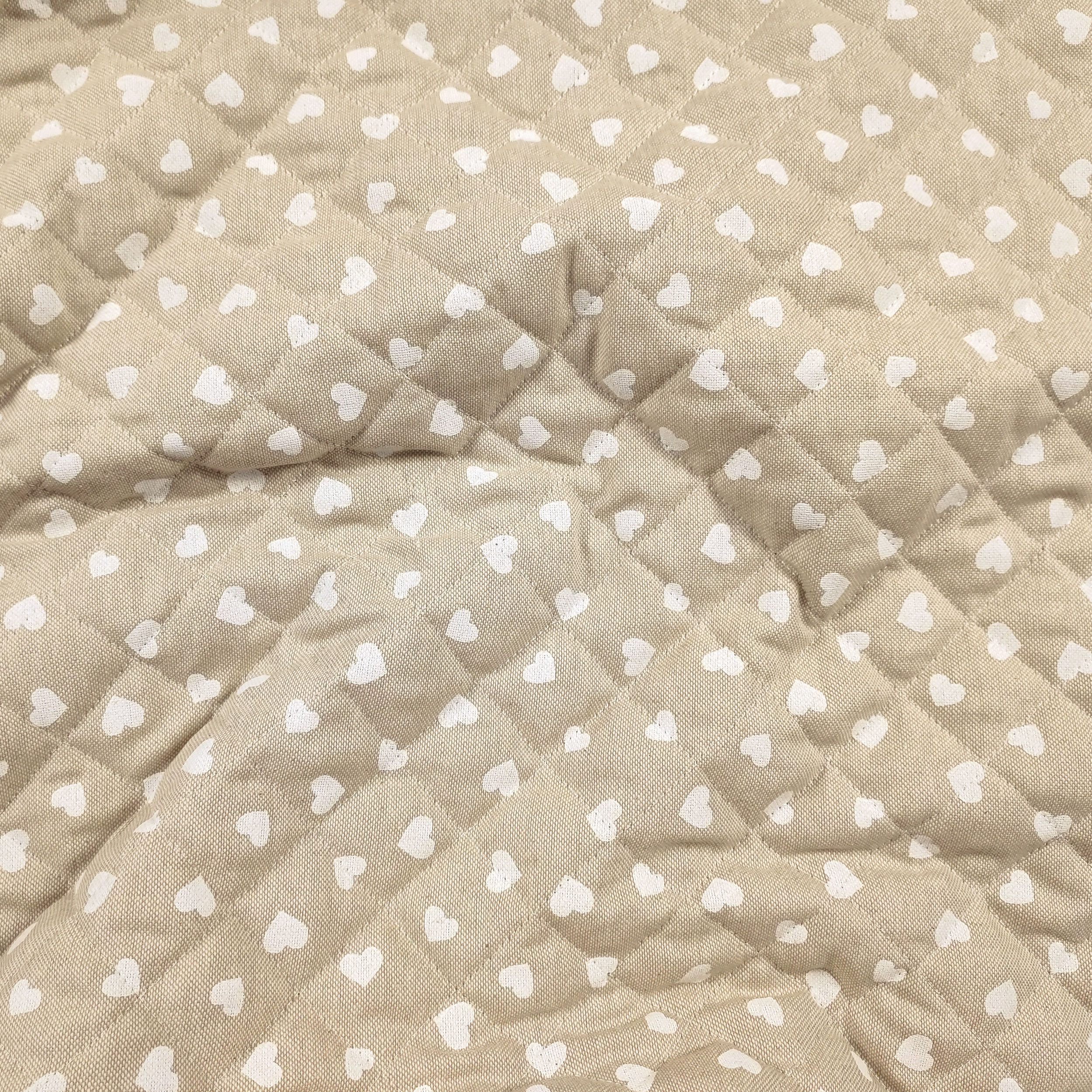 Tessuto Trapuntato con Cuori Bianchi Sfondo Beige Image
